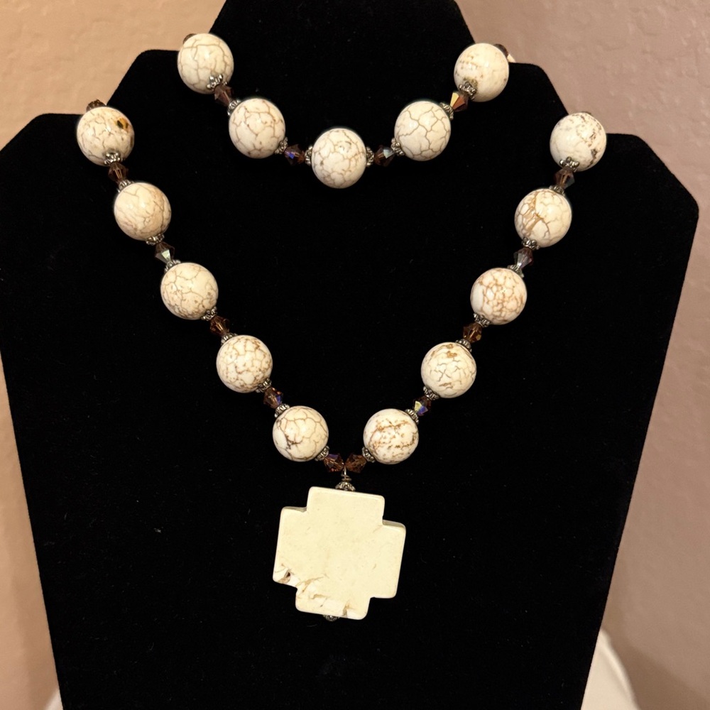 ❤️❤️ Beautiful Cream Howlite Necklace Bracelet Set Center Cross and Bicone Beads